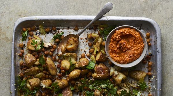 LIggend beeld Ovenschotel van prei en aardappel met romescosaus