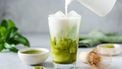 matcha latte maken met een matcha whisk en matcha poeder