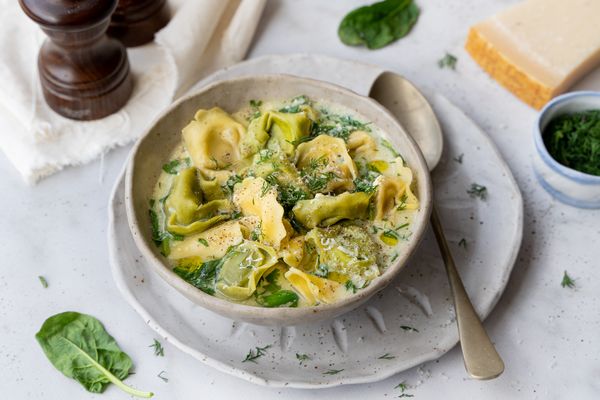 tortellonisoep met spinazie en dille