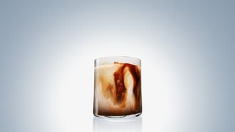IJskoffie met miso: maple miso latte van Oatly