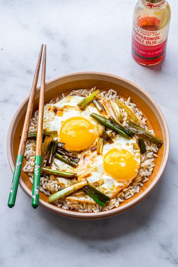 spicy eggs with rice and spring onions
