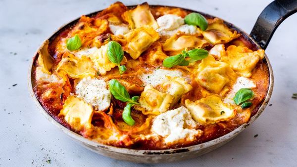 ravioli lasagne in een pan