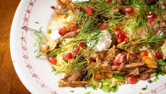 Lamsschouder met rijst, amandelen en kruiden