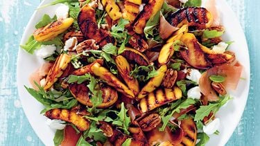 salade met geroosterde perzik, pecannoten en prosciutto recept