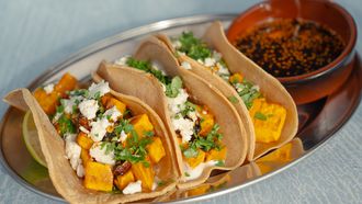 taco met geroosterde pompen en salsa macha