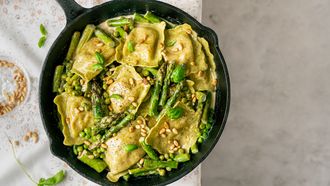 Romige ravioli met groene asperges en tuinerwten