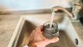 Wat kun je beter drinken: kraanwater of water uit een fles? Drinkwaterexpert legt uit