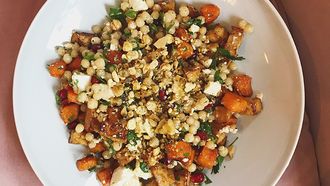 parelcouscoussalade met zoete aardappel, feta & granaatappel