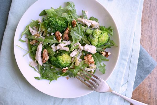 Salade met broccoli, kip en gorgonzola