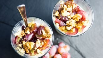 Griekse yoghurt met gekaramelliseerde noten