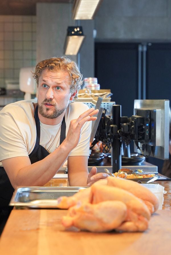 Joris Bijdendijk maakt kip bij Bar Bureau Bistro