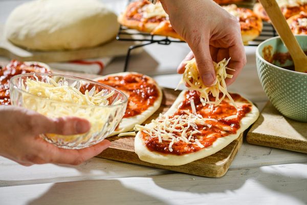 mini-pizza's voor in de pizzarette ter illustratie van recepten met een pizzarette