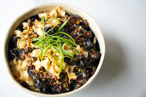 Hot chili oil noodles met judasoren en omelet