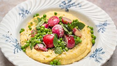 Polenta met doperwten en radijs