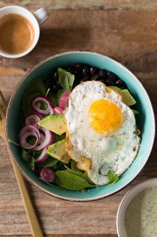 Breakfast bowl met een gebakken ei