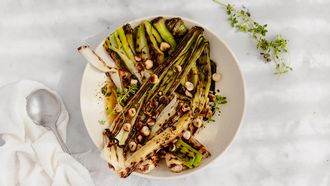 Gegrilde prei met bruine boter en hazelnoten