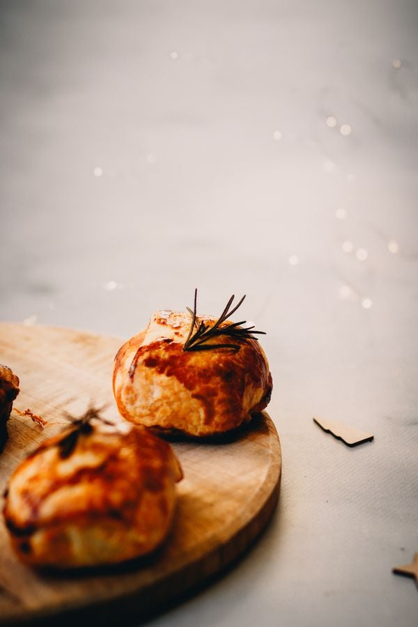 Kerstbladerdeegsnack met brie en cranberry