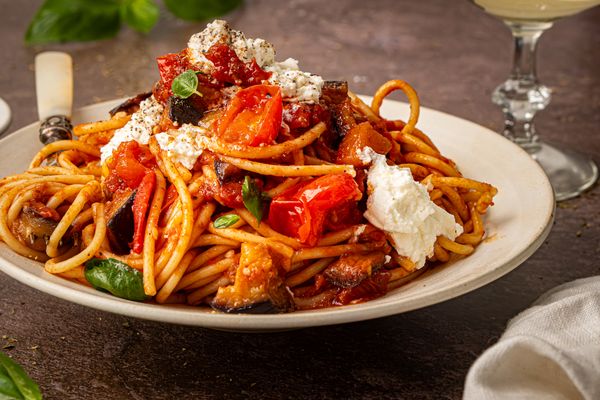 snelle pasta pomodoro met aubergine en ricotta
