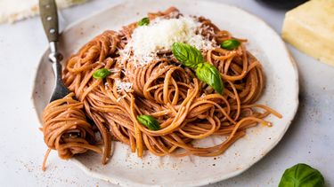 dronken spaghetti met rode wijn, Pecorino en basilicum