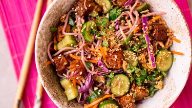 Snelle noedelsalade met tempeh