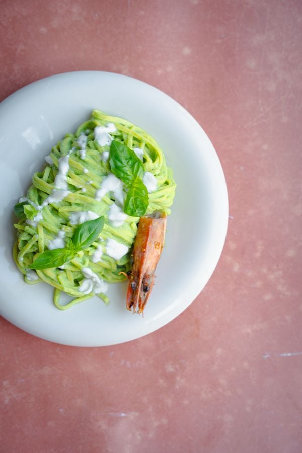 Pasta met garnalen en basilicum