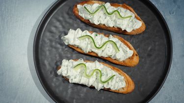 crostini met whipped feta / tzatziki