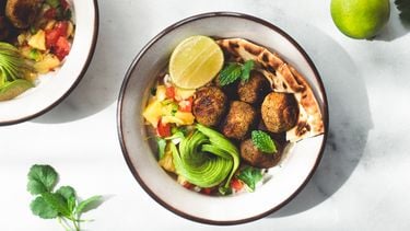 Linzenballetjes hot honey bowl met hot honey