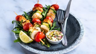zalmspiesjes met kerstomaatjes, venkel en courgette