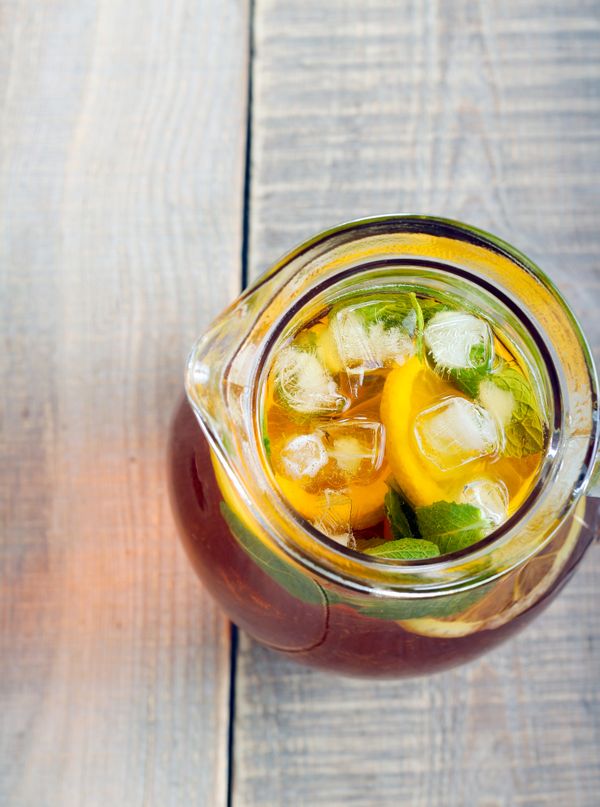 Ice tea with mint and lemon in a jar