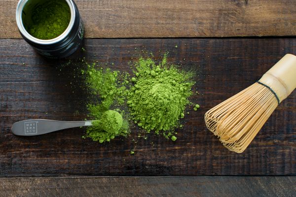 matcha poeder met matcha whisk