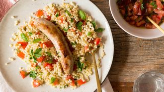 parelcouscous met sauce vierge en worst