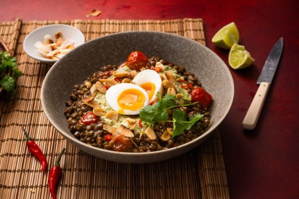 Linzencurry met korianderchutney en pinda