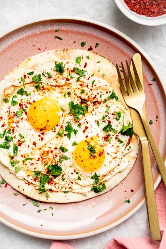 Recept: gebakken eieren op Libanees brood met hummus