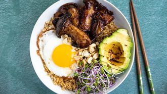 donburi met sticky teriyaki paddenstoelen