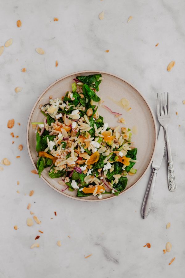 Gezonde pastasalade met orzo / lunchgerechten kantoor / lunchgerechten school