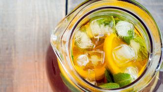 Ice tea with mint and lemon in a jar