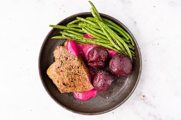 steak met bietjes, roze tahini en haricots verts