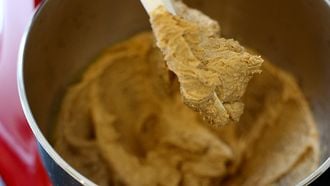 eetbaar koekjesdeeg in een kom