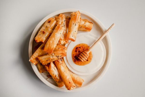 Feta rolletjes met cripsy hot honey
