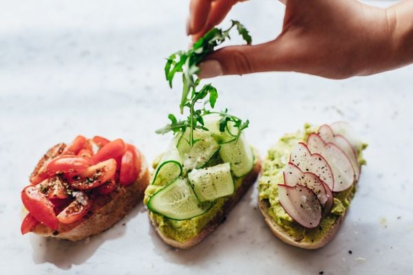 avocado toast met komkommer