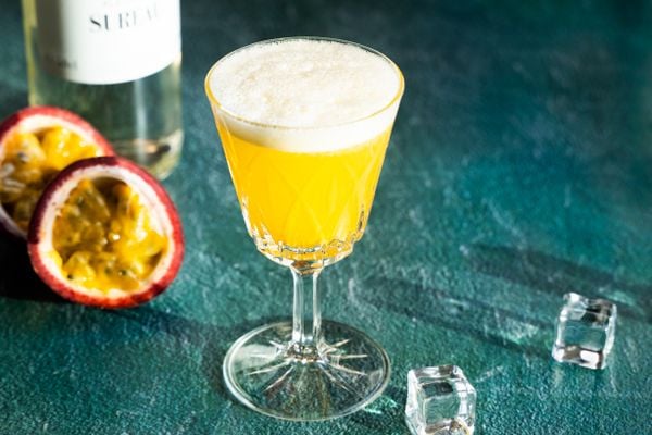 Vlierbloesem sour cocktail met passievrucht
