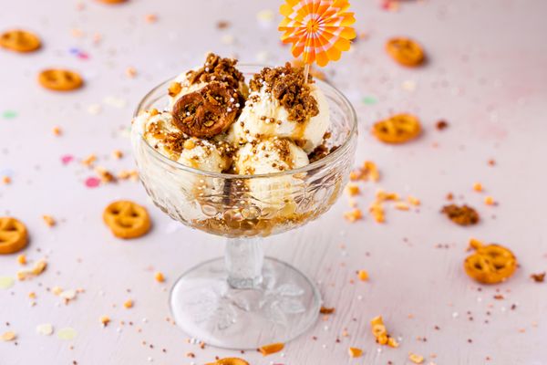 sundae met pretzel, bruine boter en karamel