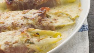 Witlofschotel met ham en kaassaus