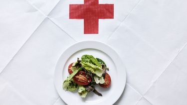 Tomaat, baby-romainesla en ansjovis salade