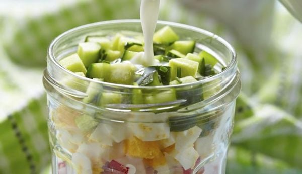 Foto van zomerse salade met kefir in een glazen potje (gezonde recepten)