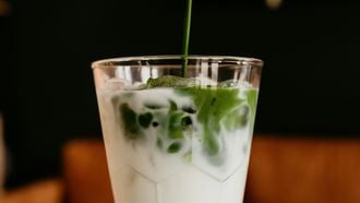 Matcha latte maken
