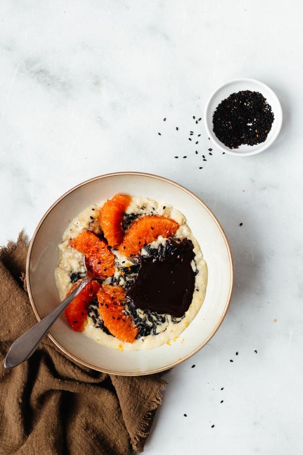 Gezonde havermoutpap met bloedsinaasappel en zwarte tahin