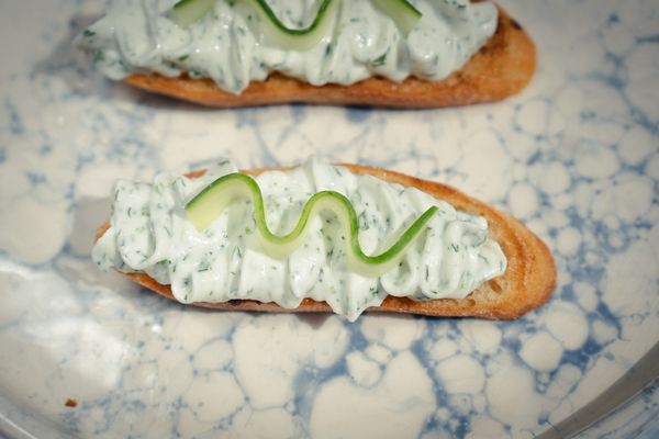 crostini met whipped feta / tzatziki