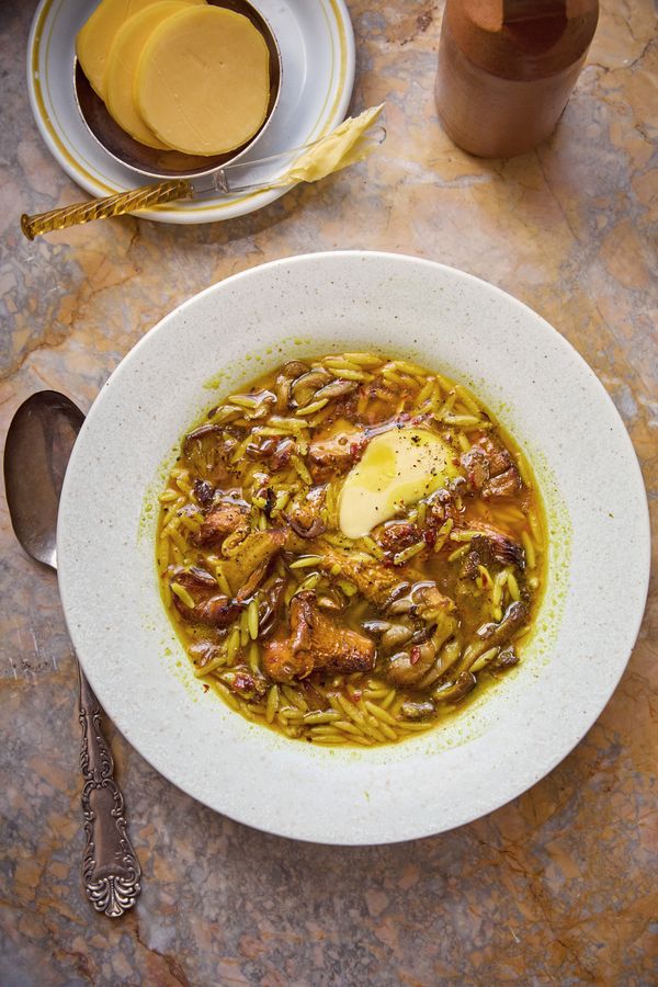 Paddenstoelensoep met orzo van Alison Roman