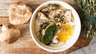 oeufs en cocotte met paddenstoelen en tijm